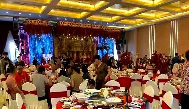 太丢人了，北京一大爷参加酒席，随礼200，竟连喝带拿6瓶五粮液