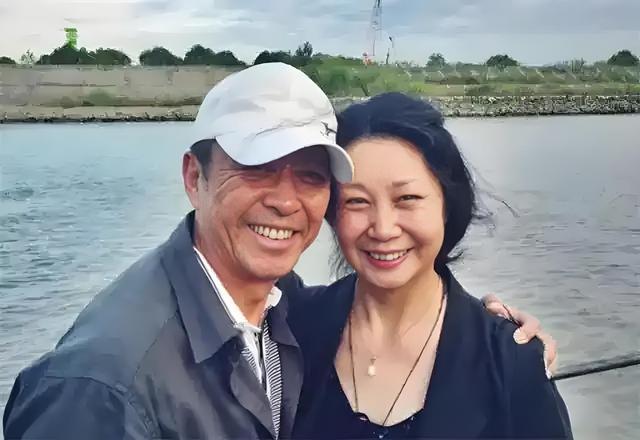 原来《父母爱情》里他们是真夫妻，结婚40年零绯闻，儿子也是导演