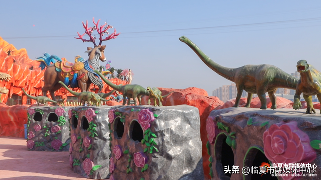 花仙藏河州韵，恐龙述亿年史！花开临夏不夜城景观，藏着独属于花都临夏的“精彩故事 文化浪漫”～