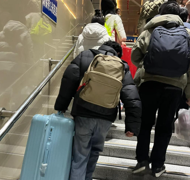 广东女子登山脚崴，被陌生小伙背40分钟下山，恶心的一幕却出现了