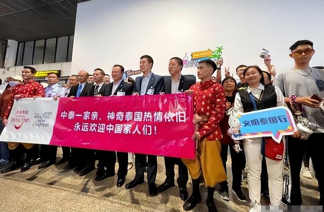 泰国大量水果腐烂，因为摊上的一句中文，中国游客：自己留着吧