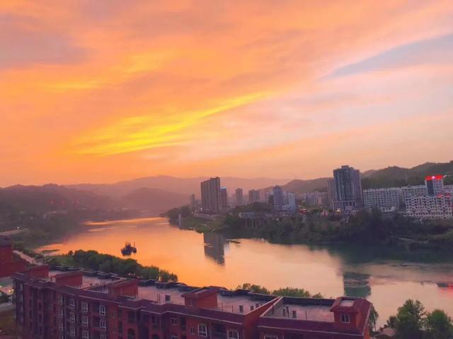 烟火漫石泉，山水寄长情