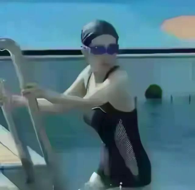 杨幂游泳时太赞了 穿上泳衣凸显完美身材被勾勒出来 美到移不开眼