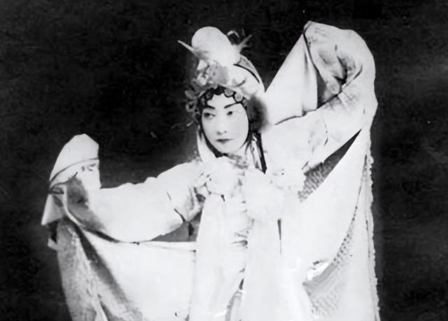 她是中国第一美人！五位总统追她却隐居农村守寡！死后葬八宝山