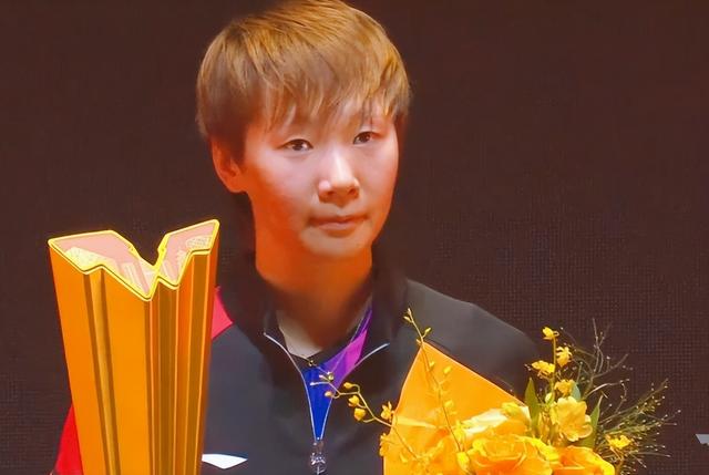 王曼昱夺冠后王励勤送花，孙颖莎第二，王励勤也不忘握手给予鼓励