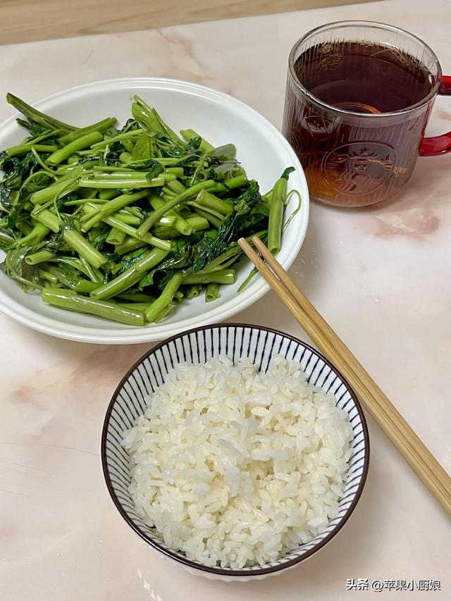 上海小伙负债15万后，晒出一人餐饭菜，网友：寒酸又真实