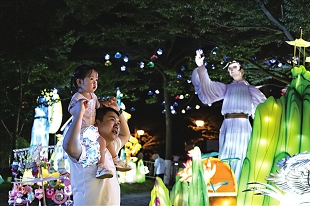 提灯对诗“李白” 青岛之夏艺术灯会点亮文化夜生活