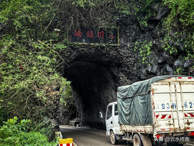 川陕交界的210国道上，有唯一的一段单行线，藏着蜀道上两个秘密