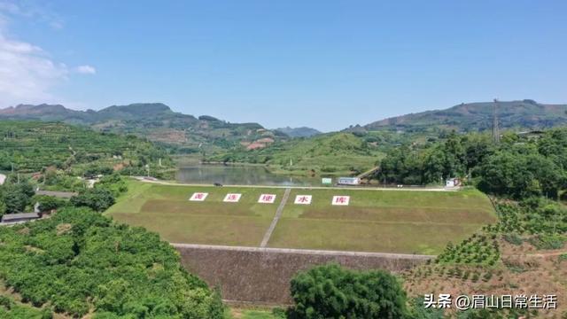 眉山东坡区藏了个神仙小镇！天空之镜、荷花、天梯、古戏台…