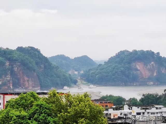 雨中漫步乐山城
