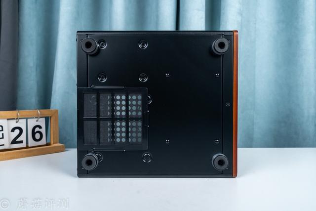 硬件展示柜，艺术品保管箱，乔思伯曲玻270度全景天窗机箱 评测