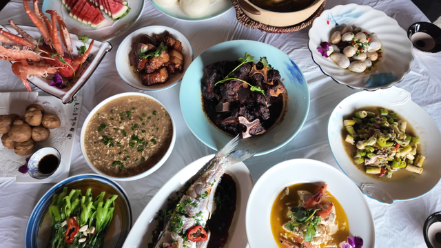 国庆中秋长假首日“炸”场！龙门古镇逛到腿软停不下来，美食吃到扶墙走！