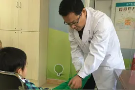 “走点远路就喊脚累”，长假里冒出一批“娇气娃”？医生紧急提醒图片