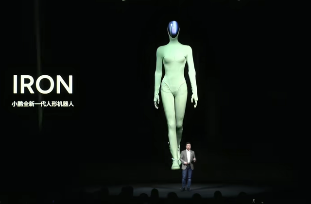 马斯克机器人为何一片叫好，小鹏机器人表现完美	，却逼得剪腿自证