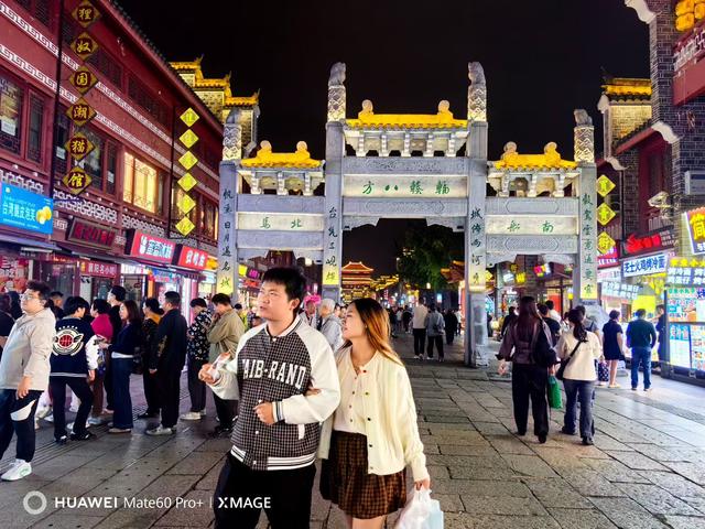 腾龙阁望汉江浩渺苍茫，古城头看襄阳心越千年。