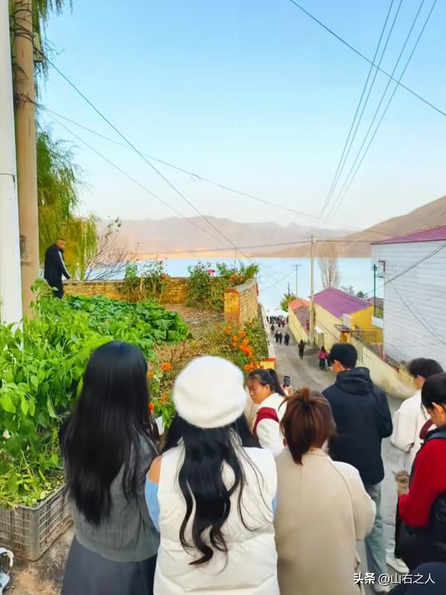 交城文峪河畔惊现“滨海盛景”，南堡村一夜爆红引万人打卡！