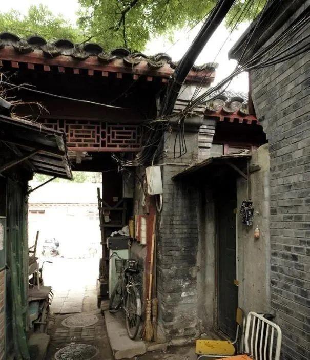 “蜗居”在北京胡同里的本地人：看不上外地人，本地人又找不到！