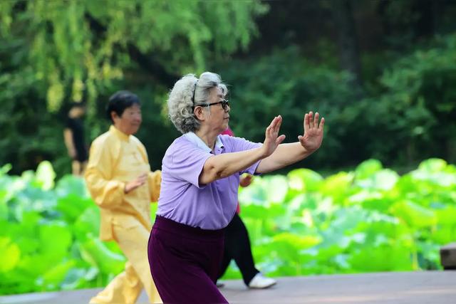 中央定调，退休新政落地，1969年以前出生人员，延迟更加受益吗？