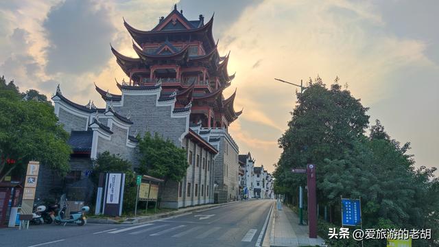湖南被资江一分为二的县城，建县仅1000年，城内娱乐场所众多