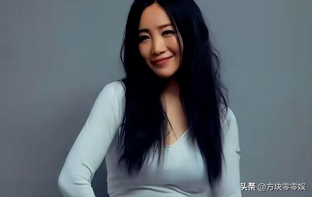 她连上5次春晚，私下却和恩师同居怀孕被骗流产，今57岁依然单身