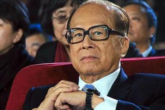 2909亿身价有何用？97岁的李嘉诚徐徐老矣，两个60岁儿子已成心病