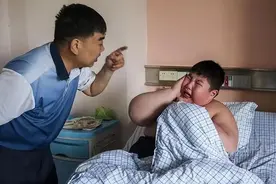 江西一男孩，14岁体重300斤，一顿狂吃8碗饭，临终痛哭：我要减肥图片