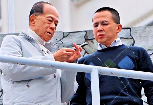 身价千亿有什么用？李嘉诚两儿子的现状，给所有父母都提了个醒