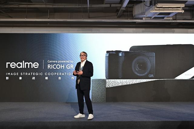 四年磨一舰，“街拍神器”真我GT8 Pro官宣搭载理光GR影像系统