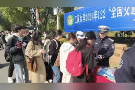 这个校园里，一辆电动自行车挂上两个车牌图片