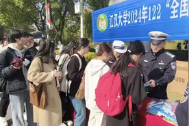 这个校园里，一辆电动自行车挂上两个车牌图片