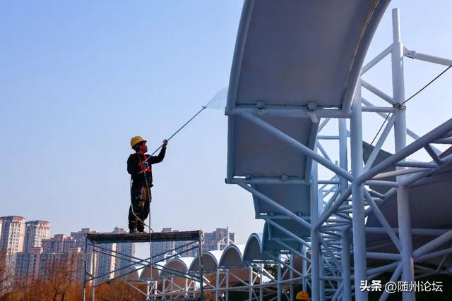 文化公园：公园焕新添暖意 游客欣然入画来