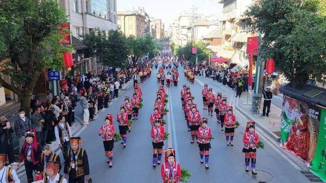 绿春长街古宴 | 精彩回顾：民族文化大巡游 街头掀起“最炫民族风”