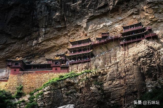 国庆假期多个景区客流超载，游客凌晨排队仍难入场