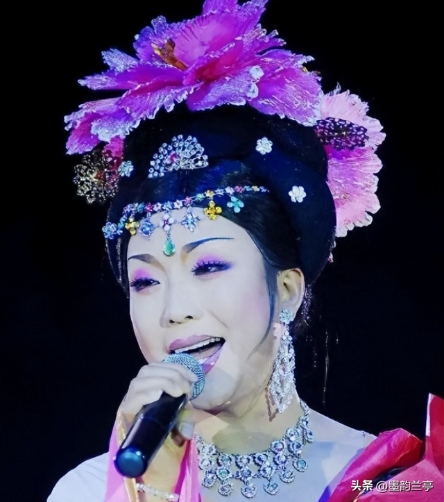 善恶终有报！47岁“跌落神坛	”的李玉刚，终是活成了“跳梁小丑”