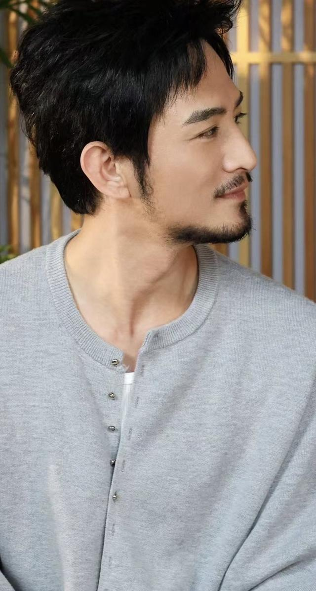 06年参加加油好男儿的张晓晨帅气自信迷人如今变成成熟稳重男人。