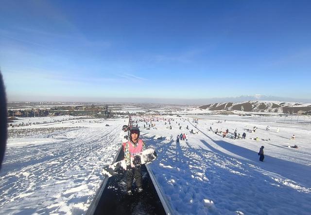 丝绸之路滑雪场人山人海，排队三小时买票，归还装备又等两小时