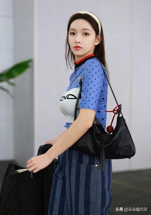 她身材真是太好了，大T恤都遮不住，所以她不能胖，一胖就特显壮