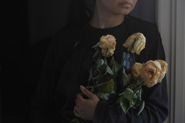 山东两女子去吃自助，一直吃到晚上，老板委婉提醒要打烊了，谁料当她们站起来时，老板瞬间变了脸色！
