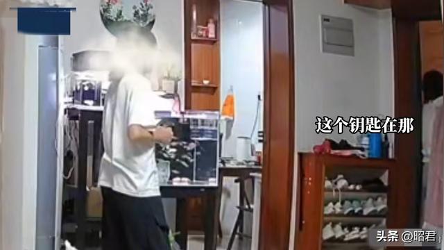 女子在家里的沙发上躺着，房门突然被一个陌生老头打开，咋回事?