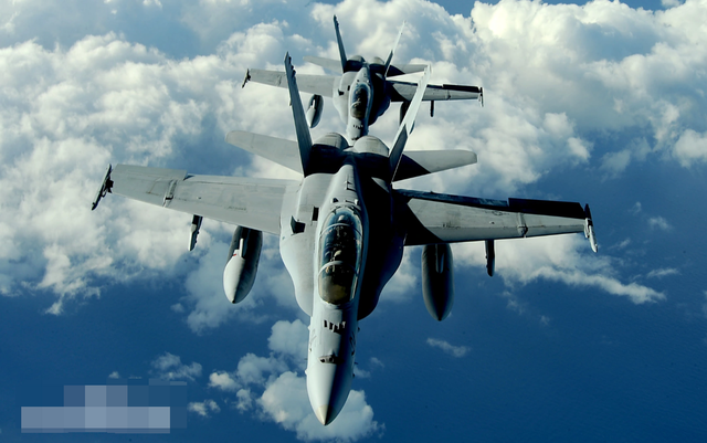 一年摔了11架F-18？太丢人：美军秀肌肉，却上演双机连坠尴尬戏码