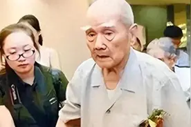 2002年台湾老兵回大陆探亲，酒后失言：我不是国民党，我是共产党图片
