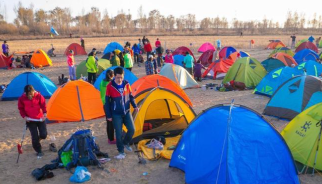 5年倒闭10家热门景区，年轻人穷游睡帐篷，天价酒店割不动韭菜了