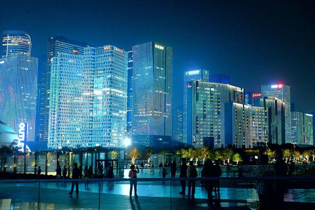 光影为笺：杭州绘就的流光盛卷