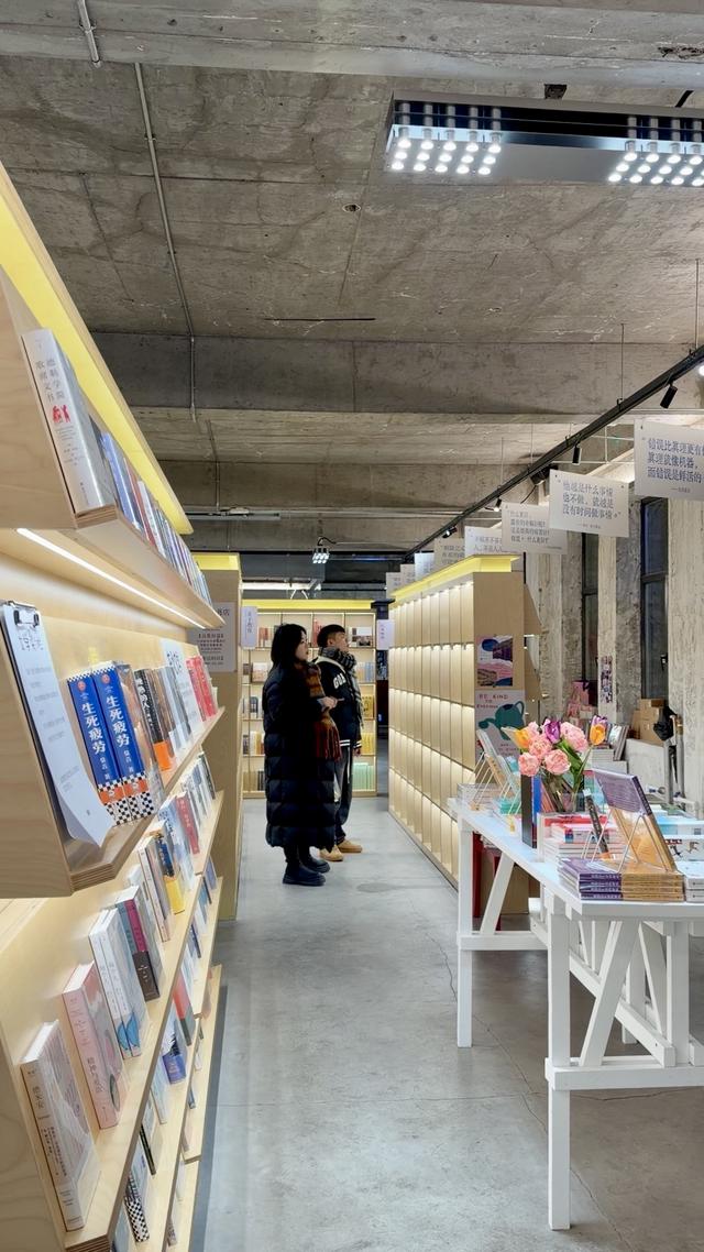 老街书店添趣味 夜读打卡新地标