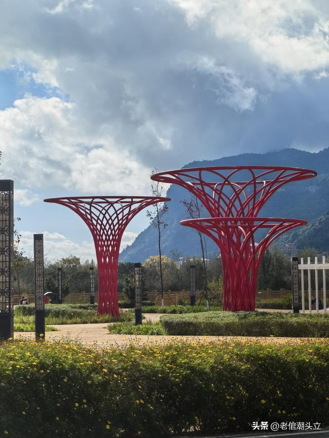 冬天的早上 晒着太阳从大观楼徒步到西山茶马花街 是什么样的感受？