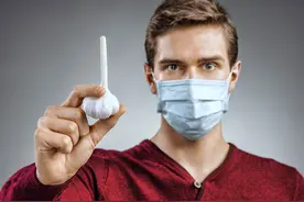 生吃大蒜好处多，不但杀菌还能抗肿瘤？提醒：4类人真的要少碰图片