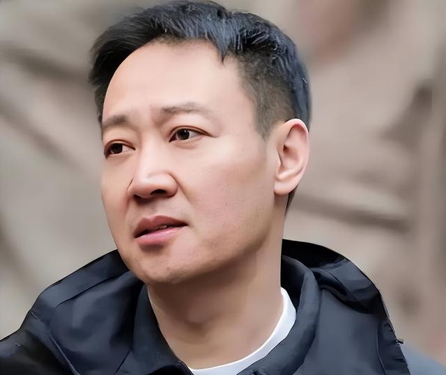 朱媛媛去世不到1年，52岁辛柏青现身春晚彩排，恶心的一幕出现了