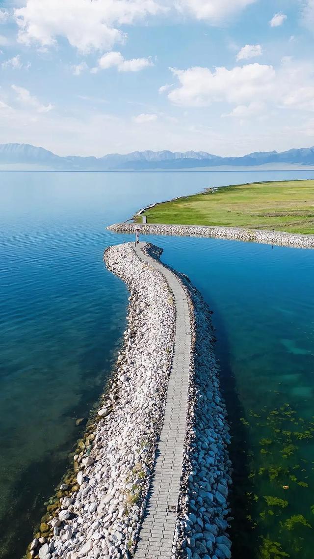 赛里木湖，为啥突然成了 “爱情圣地”？背后有玄机！