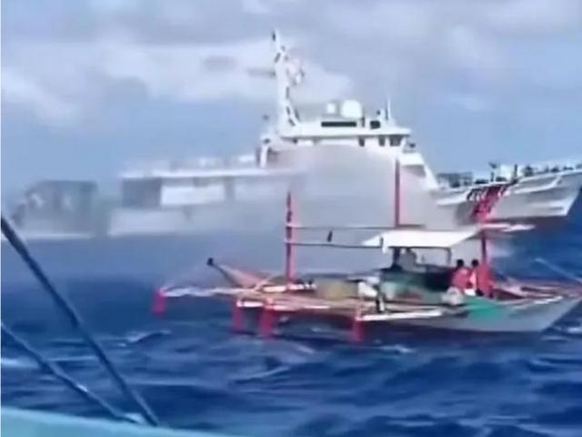 太突然！菲律宾20艘渔船“铁索连环”闯黄岩岛，马科斯这招真的狠
