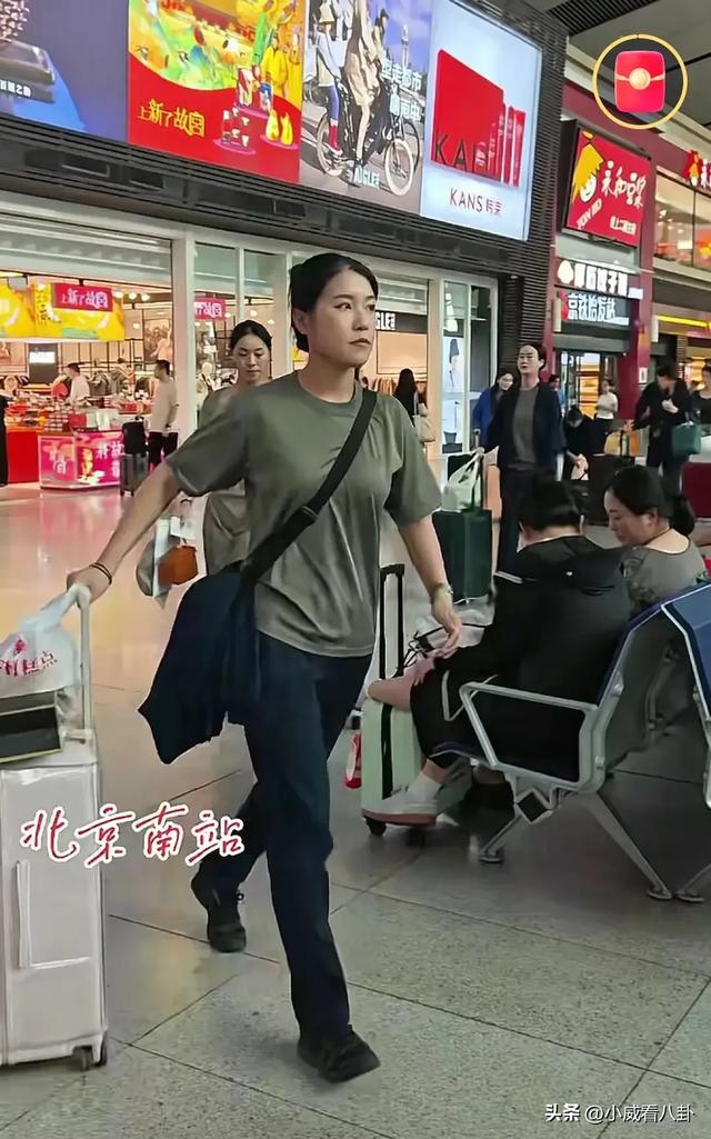 车站遇见参加完九三阅兵的女民兵，脱下迷彩服换上便装，个高时尚
